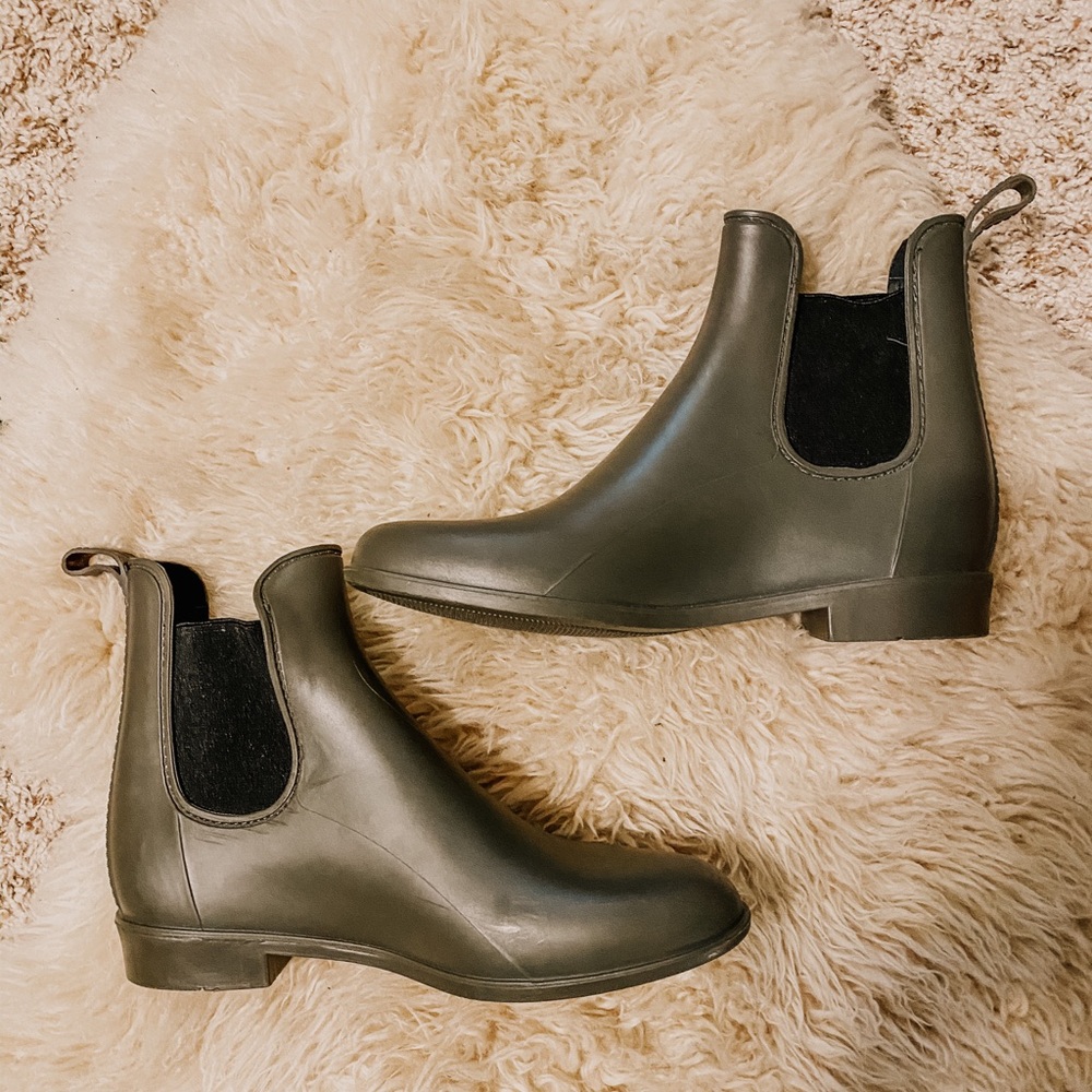 Utility style universal threads rain boots